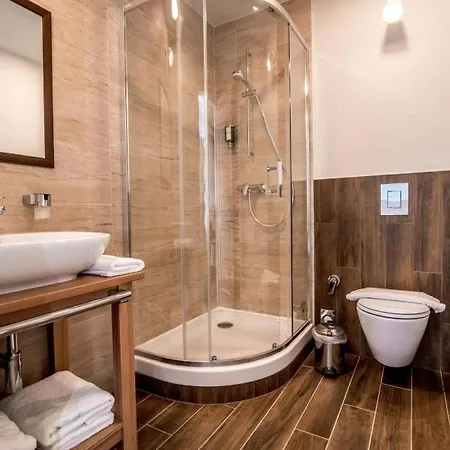 Ujhuta Kastelyszallo Hotell 4*