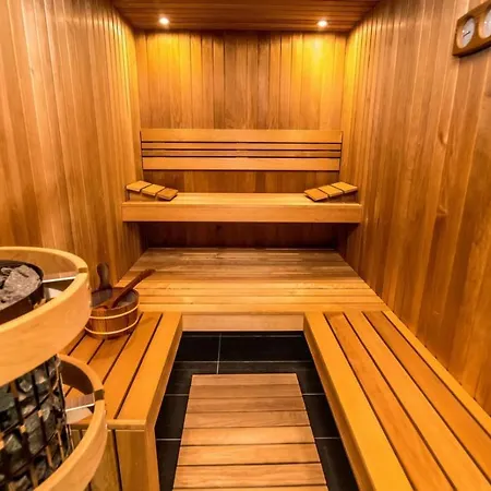 Ujhuta Kastelyszallo Hotell 4*