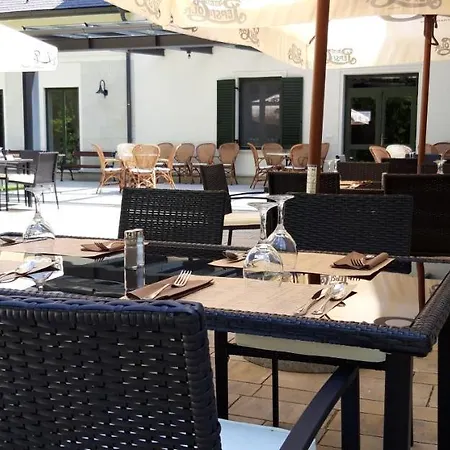 Ujhuta Kastelyszallo Hotell Háromhuta