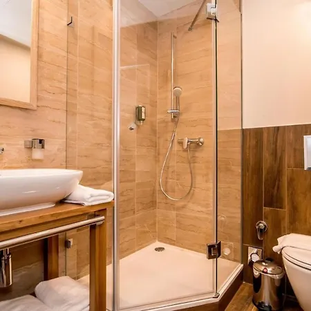 Ujhuta Kastelyszallo Hotel