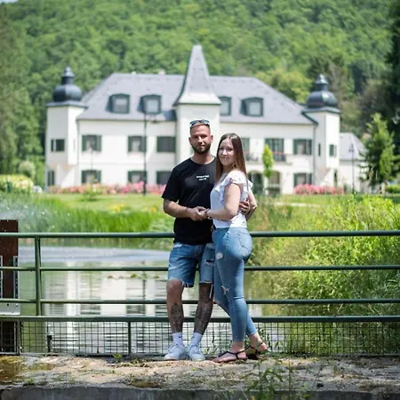 Ujhuta Kastelyszallo Háromhuta