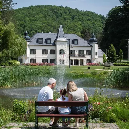 Ujhuta Kastelyszallo 4*