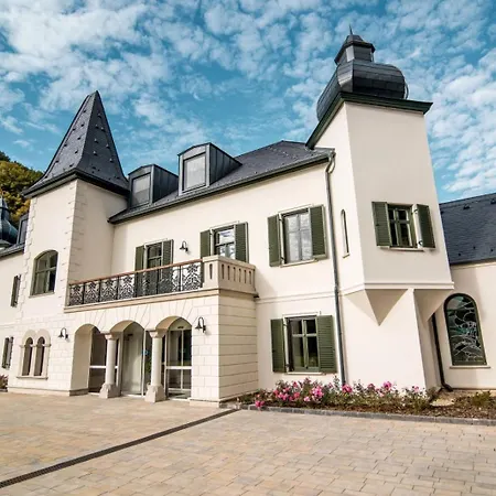 Ujhuta Kastelyszallo Hotel